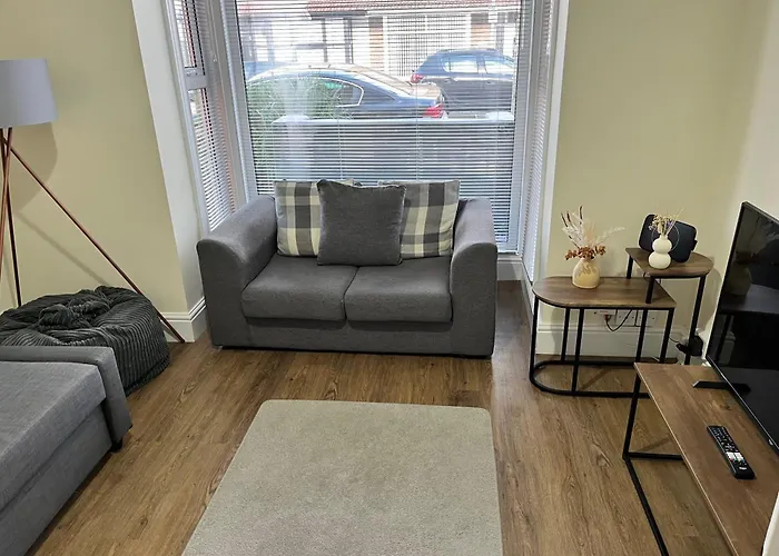 4 Bedroom, Sleeps 8, 30 Seconds From Beach, Games Table