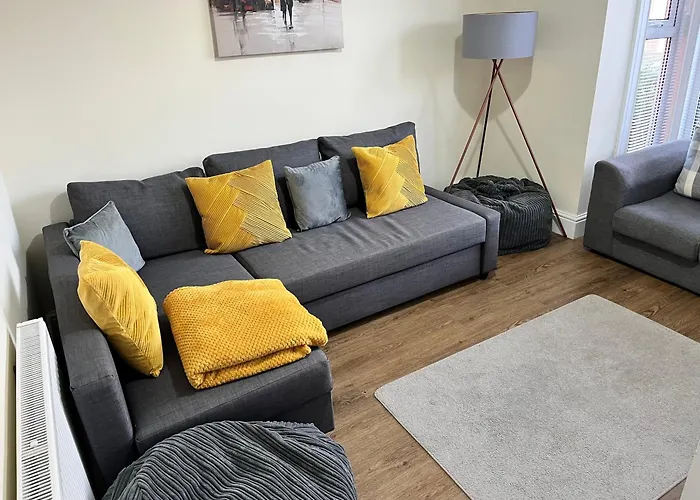 4 Bedroom, Sleeps 8, 30 Seconds From Beach, Games Table