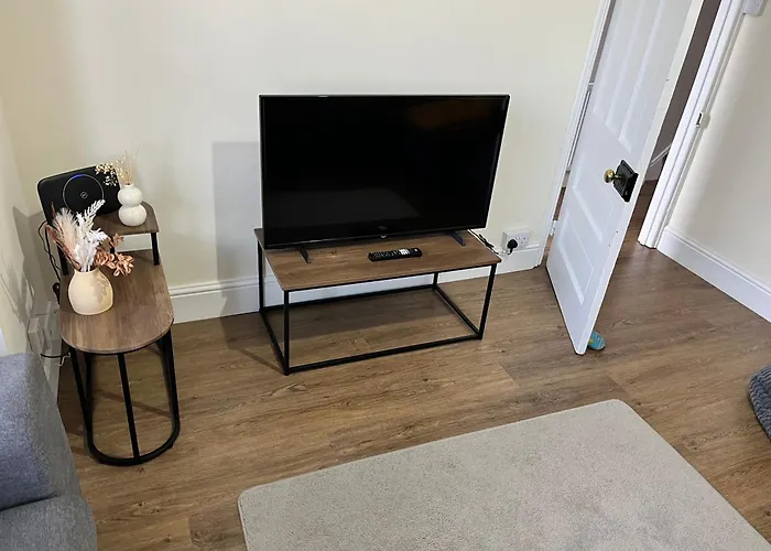 4 Bedroom, Sleeps 8, 30 Seconds From Beach, Games Table