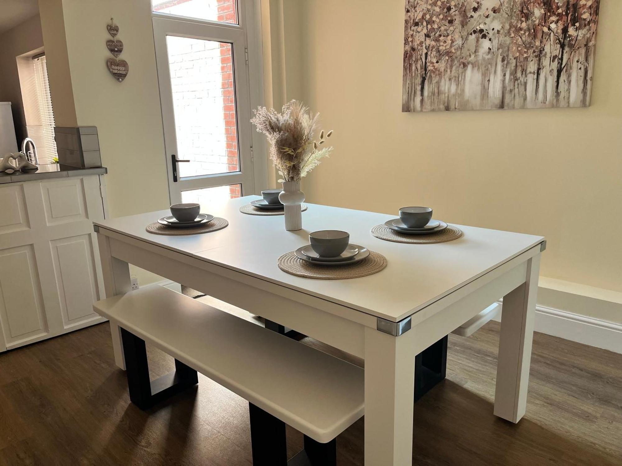4 Bedroom, Sleeps 8, 30 Seconds From Beach, Games Table *
