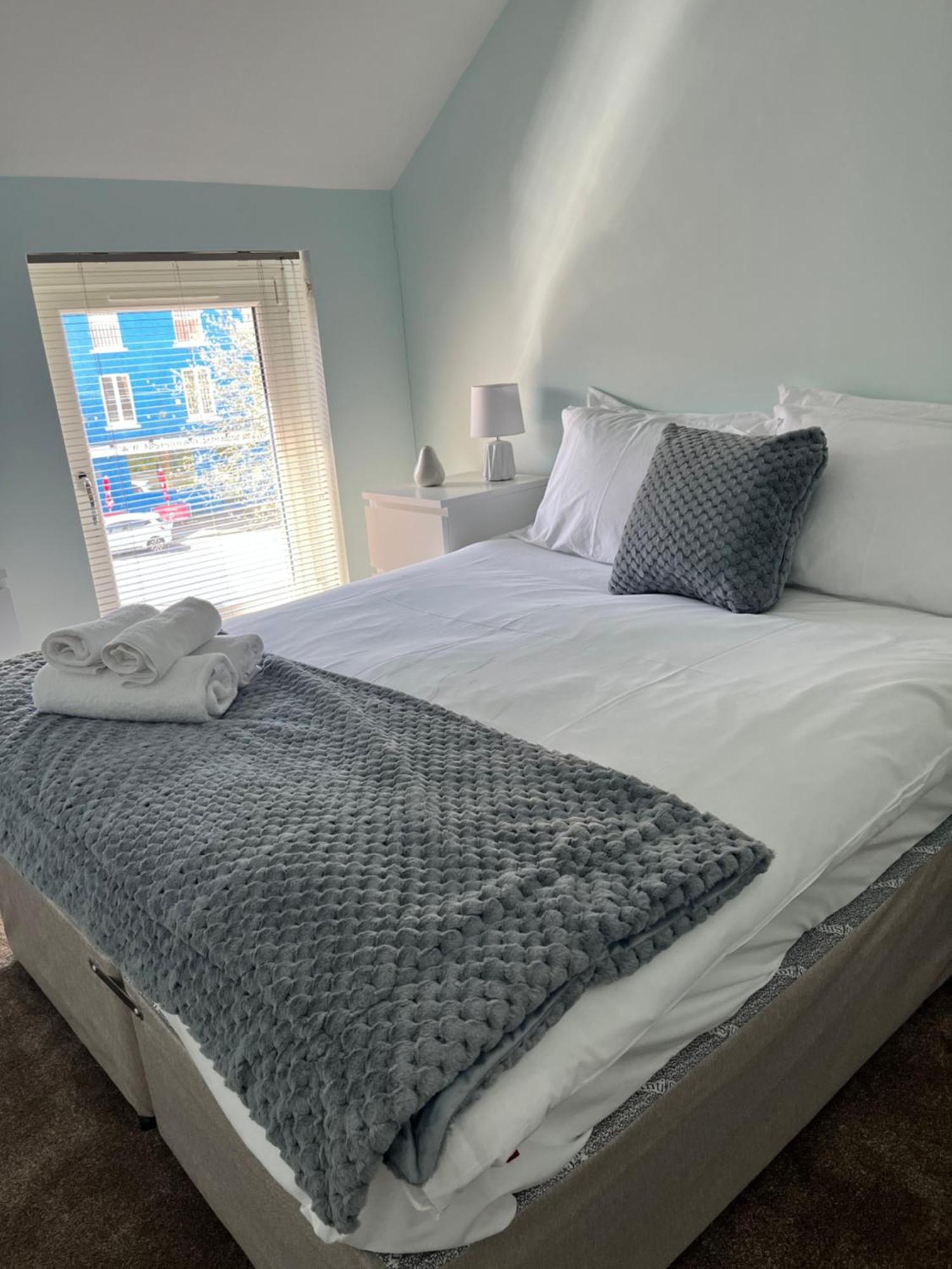 4 Bedroom, Sleeps 8, 30 Seconds From Beach, Games Table